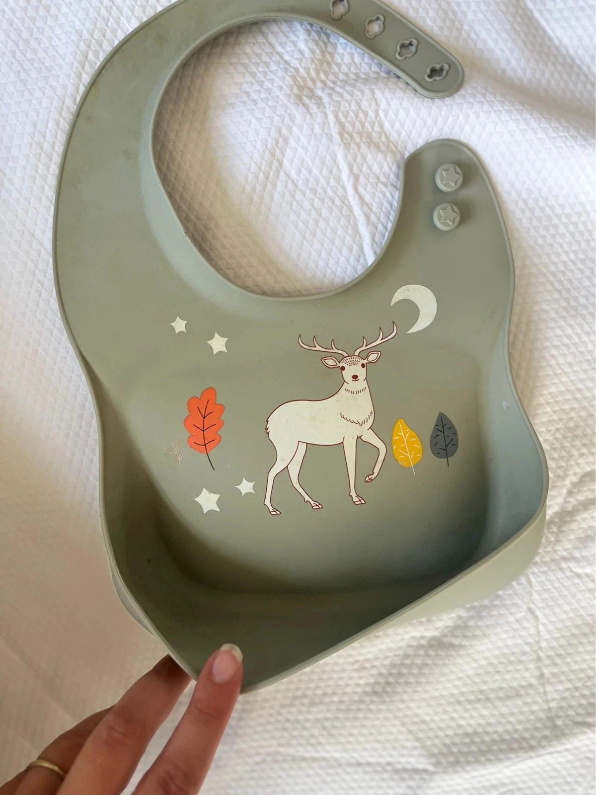 Bavoir en silicone souple motif cerf – Vert sauge – Bon état
